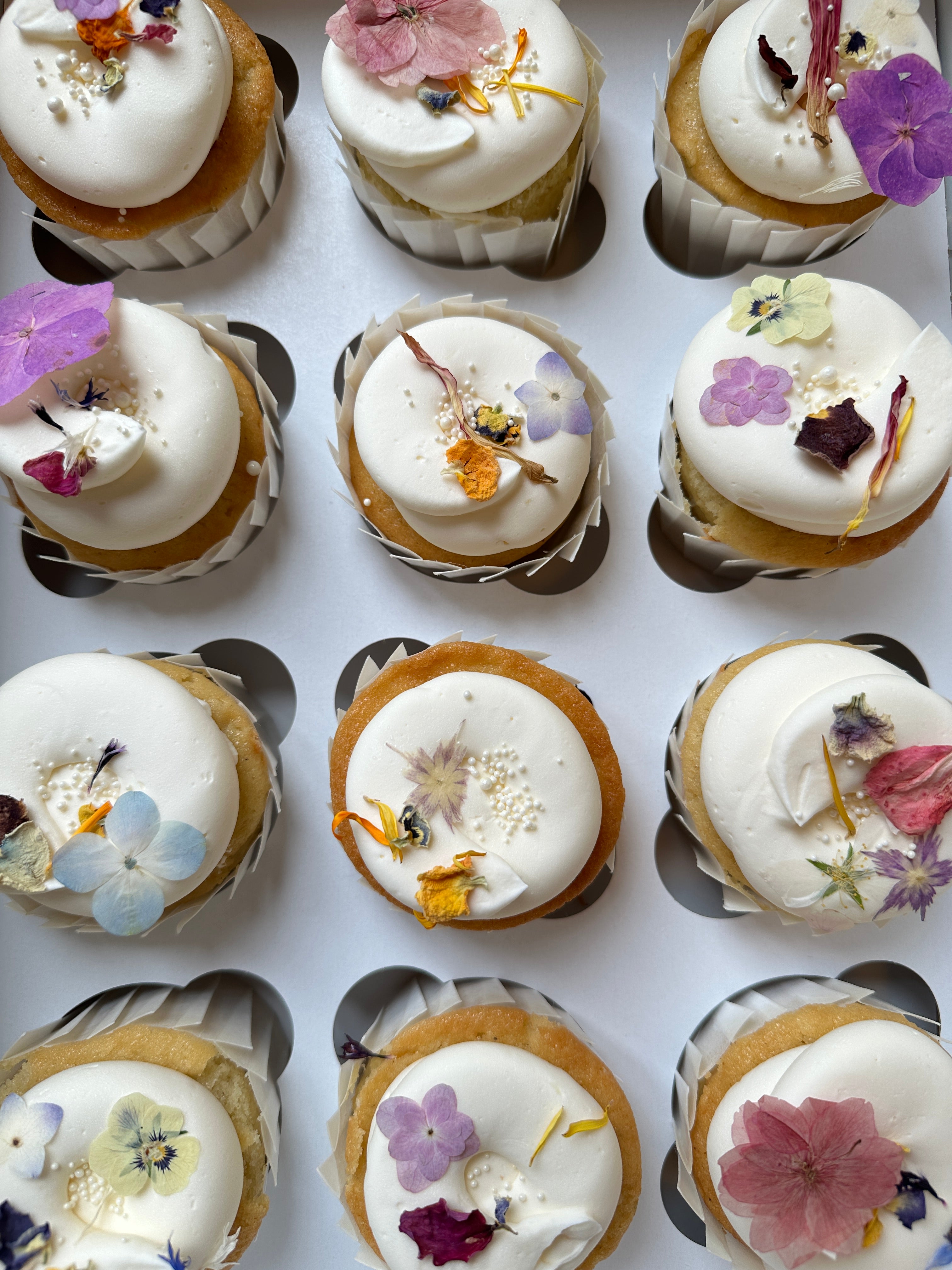 The best edible flowers for the floral cupcake trend